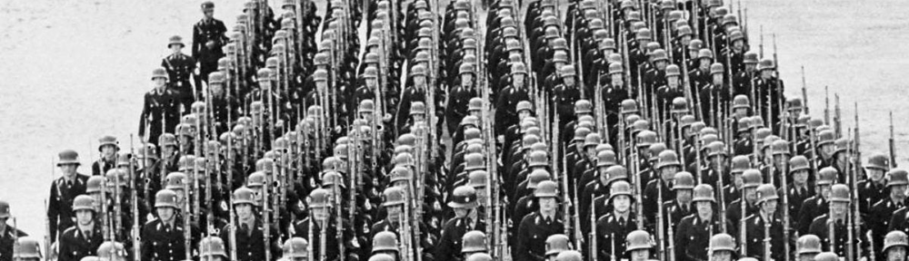 Soldati nazisti marciano senza opposizione nella nuova Cecoslovacchia