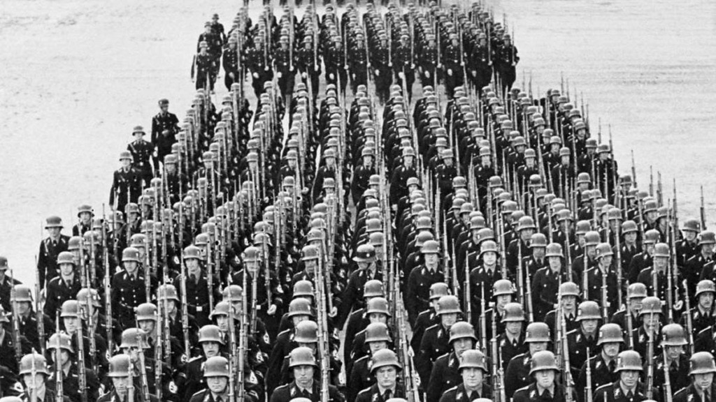 Soldati nazisti marciano senza opposizione nella nuova Cecoslovacchia